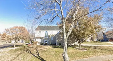 8821 W 115th Ter, Overland Park, KS 66210