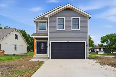 8012 E 130th St, Grandview, MO 64030