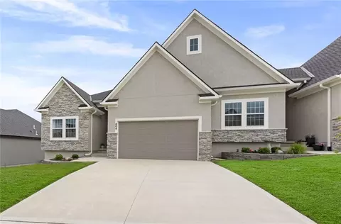804 NE Algonquin St, Lees Summit, MO 64064 photo 1