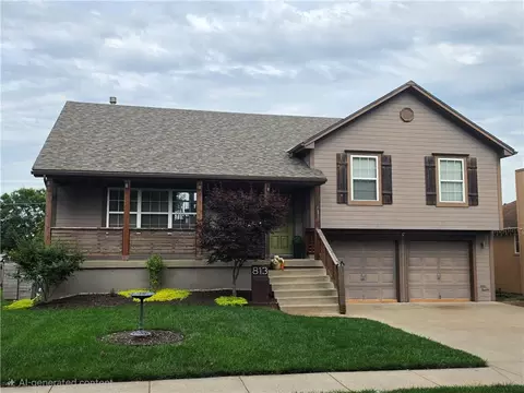 813 Woodland Dr, Grain Valley, MO 64029