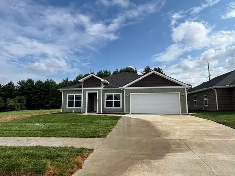 4814 S Creek Woods Dr, Saint Joseph, MO 64507