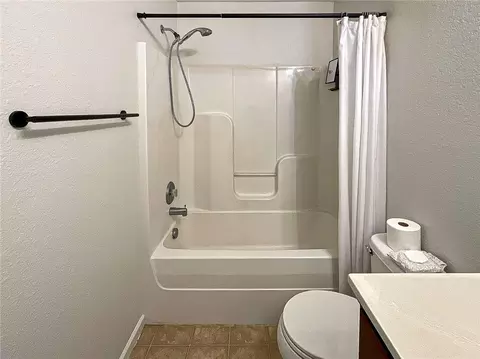 Bath - 14404 Eastern Ct, Grandview, MO 64030 photo 2 of 4