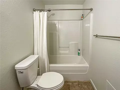 Bath - 14404 Eastern Ct, Grandview, MO 64030 photo 4 of 4