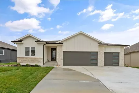 4073 NE Chapel Manor Dr, Lees Summit, MO 64064