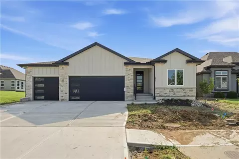 4073 NE Chapel Manor Dr, Lees Summit, MO 64064