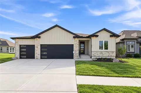 4073 NE Chapel Manor Dr, Lees Summit, MO 64064