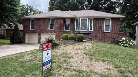 2728 Queen Ridge Dr, Independence, MO 64055