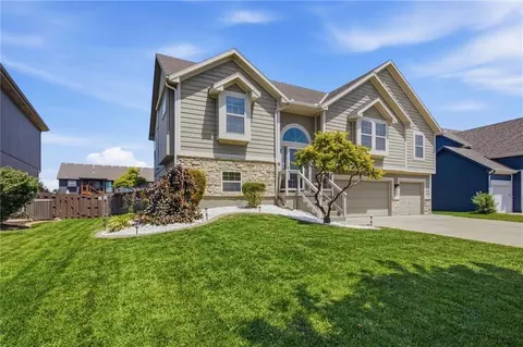 8210 NE 102nd St, Kansas City, MO 64157