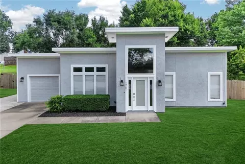 1701 NE Cookingham Dr, Kansas City, MO 64155