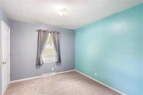 Bedroom - 430 Chestnut Dr, Marshall, MO 65340 photo 1 of 7