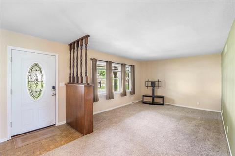 Entry Way - 430 Chestnut Dr, Marshall, MO 65340 photo 1 of 2