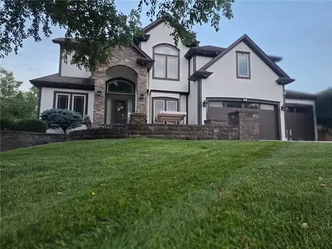 2907 NE Viewpark Pl, Lees Summit, MO 64086