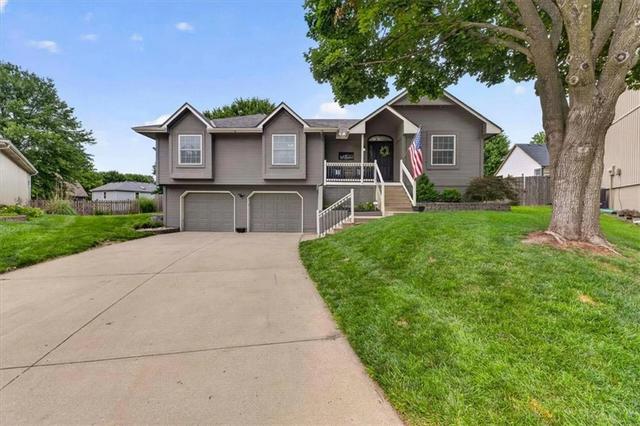 207 NE Bridge Pl, Blue Springs, MO 64014