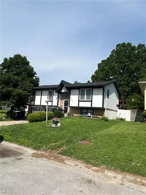 719 S 6th St, Edwardsville, KS 66111