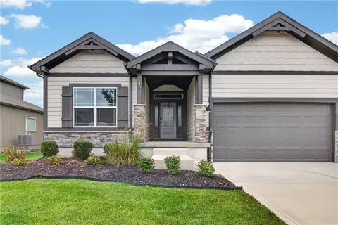1517 SW Georgetown Dr, Lees Summit, MO 64082