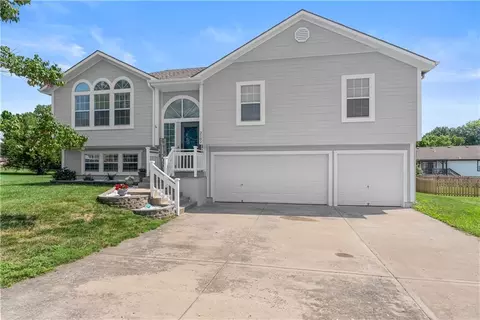 2102 Grant Cir, Greenwood, MO 64034