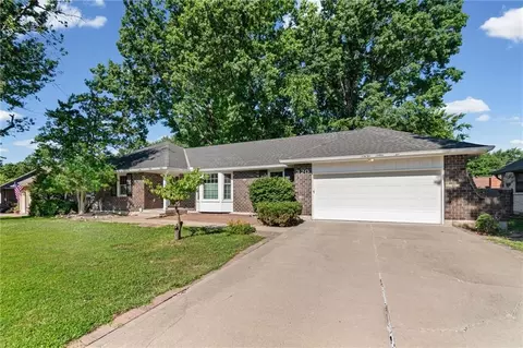 Exterior - 320 SE Westwind Dr, Lees Summit, MO 64063 photo 2 of 6