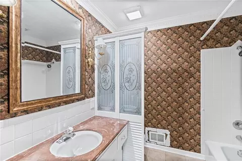 Bath - 320 SE Westwind Dr, Lees Summit, MO 64063 photo 1 of 2