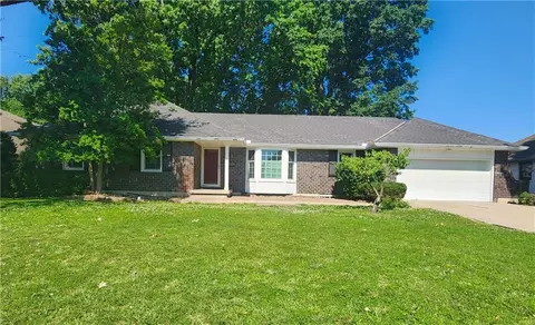 320 SE Westwind Dr, Lees Summit, MO 64063
