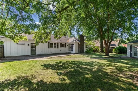 Exterior - 320 SE Westwind Dr, Lees Summit, MO 64063 photo 6 of 6
