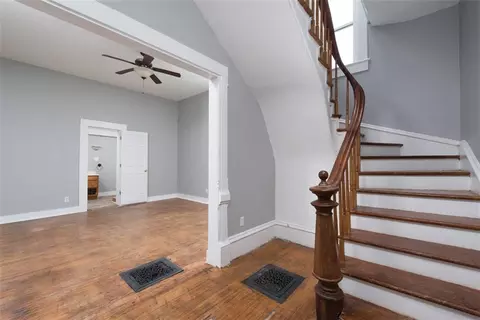 Entry Way - 406 E 4th St, Cameron, MO 64429 photo 3 of 4