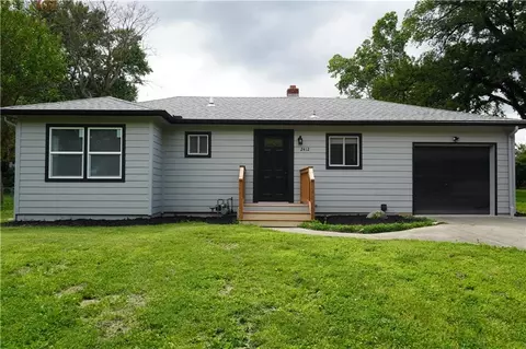 2412 Queen Ridge Dr, Independence, MO 64055