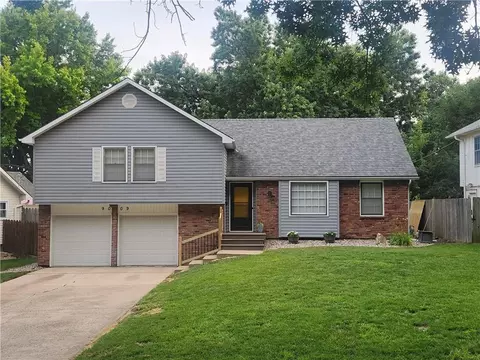 9009 W 82nd Pl, Overland Park, KS 66204