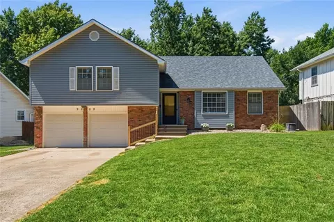 9009 W 82nd Pl, Overland Park, KS 66204