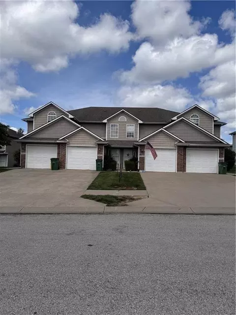 9021 Gala Dr, Lees Summit, MO 64064