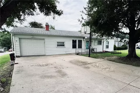 3301 Iroquois Ln, Saint Joseph, MO 64503