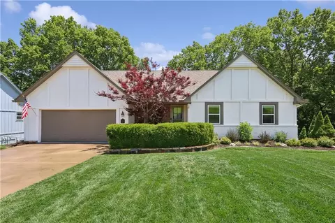 5909 Greenwood St, Shawnee, KS 66216