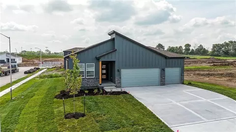 9014 SW 4th St, Blue Springs, MO 64064