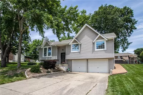 1002 NE Cedar St, Lees Summit, MO 64086