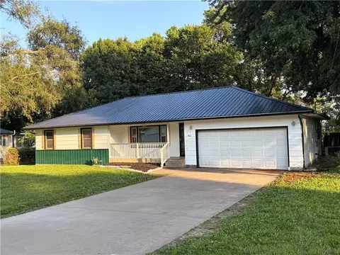 Exterior - 802 E 4th Ave, Garnett, KS 66032 photo 2 of 3