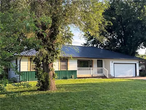 Exterior - 802 E 4th Ave, Garnett, KS 66032 photo 3 of 3