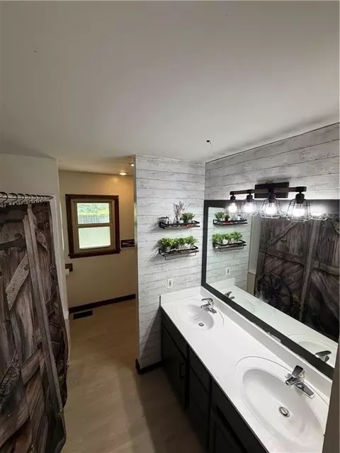 Bath - 802 E 4th Ave, Garnett, KS 66032 photo 1 of 2