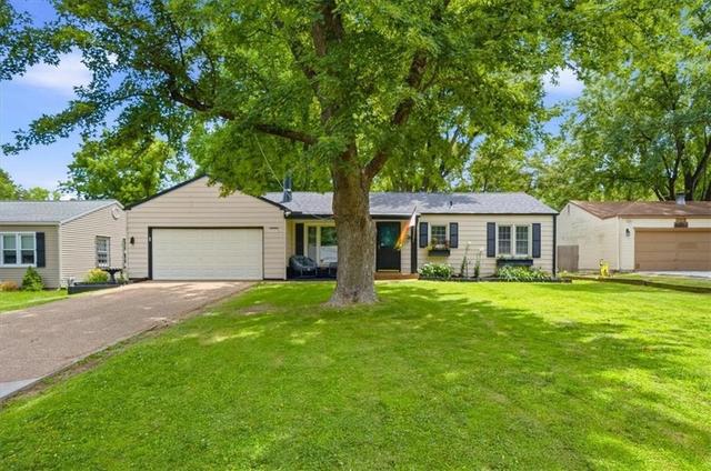 8207 Barkley St, Overland Park, KS 66204