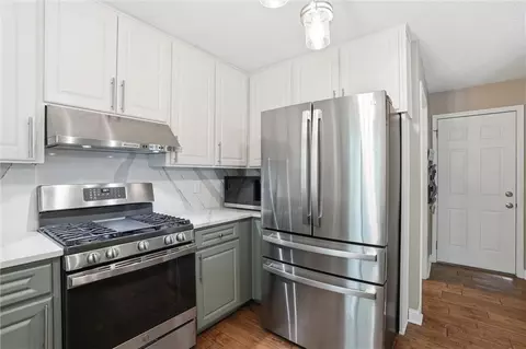 Kitchen - 204 N Walker Dr, Raymore, MO 64083 photo 4 of 6