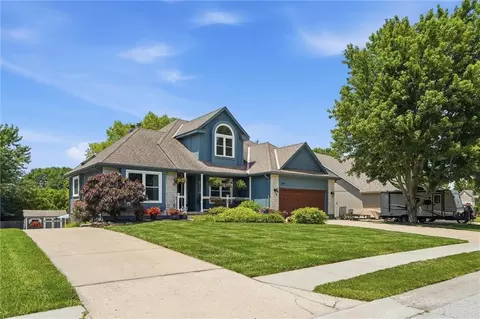 Exterior - 204 N Walker Dr, Raymore, MO 64083 photo 4 of 11