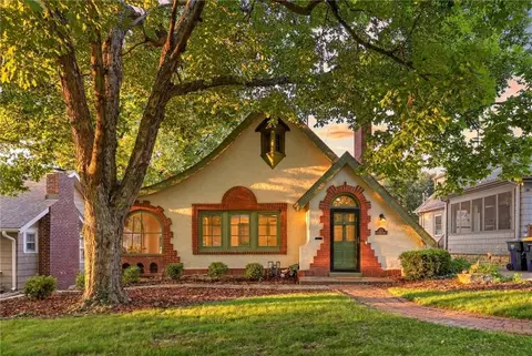 309 E Winthrope Rd, Kansas City, MO 64113