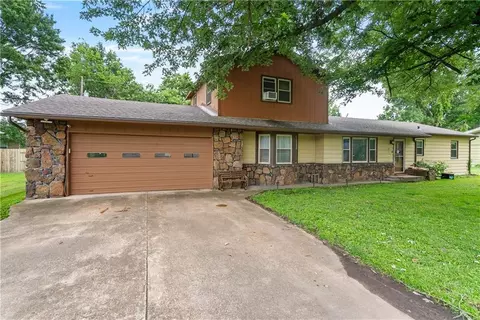 702 S 35th St, Parsons, KS 67357