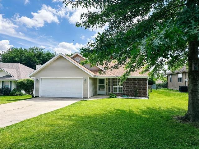 1011 Fox Run Dr, Warrensburg, MO 64093