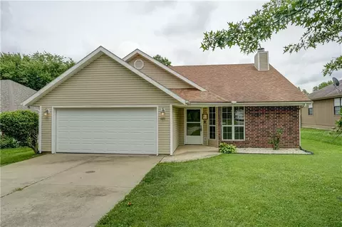 1011 Fox Run Dr, Warrensburg, MO 64093