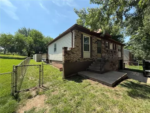816 NW Oxford Dr, Blue Springs, MO 64015