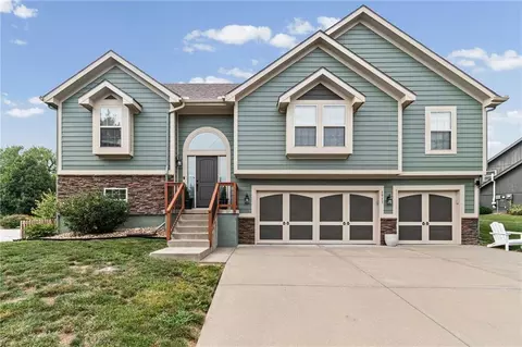 1913 White Tail Ln, Liberty, MO 64068