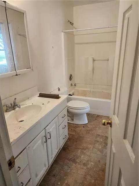 Bath - 3906 E 123 Ter, Grandview, MO 64030 photo 5 of 5