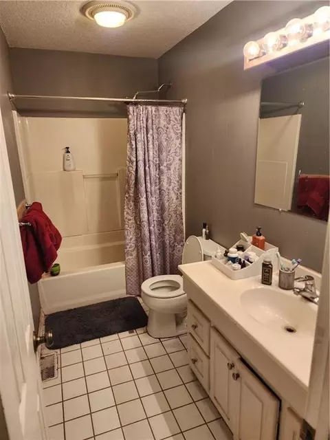Bath - 3906 E 123 Ter, Grandview, MO 64030 photo 1 of 5