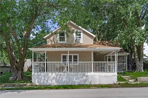 402 S Union St, Mclouth, KS 66054