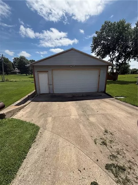915 N 5th St, Drexel, MO 64742 photo 3