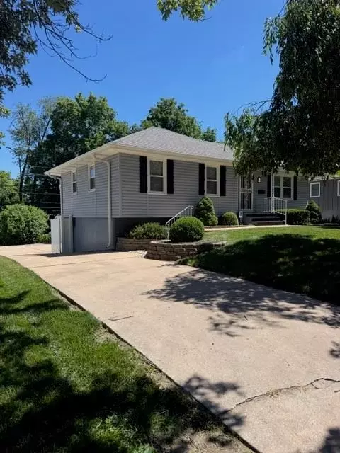 Exterior - 15218 E 33rd St, Independence, MO 64055 photo 3 of 6